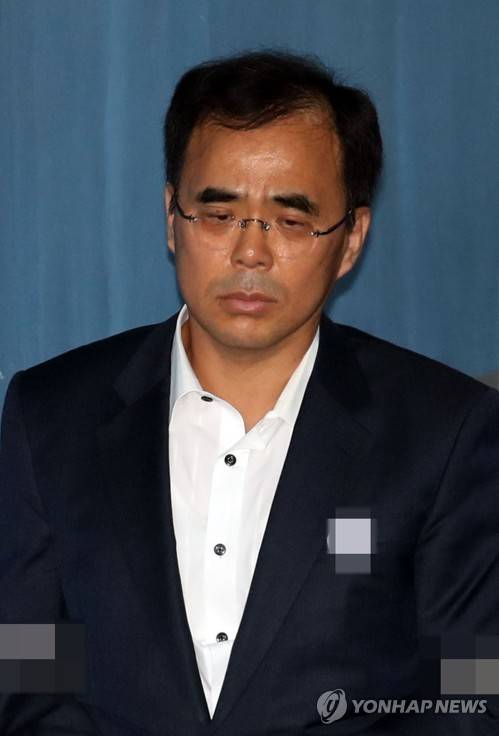 김종, 항소심 선고 공판 출석 (서울=연합뉴스) 박동주 기자 = 삼성그룹에 후원을 강요한 혐의 등으로 1심에서 실형을 받은 김종 전 문화체육관광부 차관이 1일 오후 서초구 서울고법에서 열린 항소심 선고 공판에 출석하고 있다. pdj6635@yna.co.kr