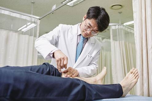 박연철 강동경희대병원 교수가 통풍환자에게 침 치료를 하고 있다. /강동경희대병원 제공