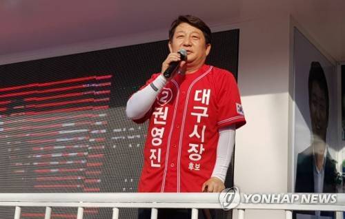 선거 유세 재개한 권영진 후보 (대구=연합뉴스) 이덕기 기자 = 선거운동 중 꼬리뼈 골절상을 당한 자유한국당 권영진 대구시장 후보가 2일 오후 퇴원해 달서구 도원네거리에서 선거유세를 하고 있다. 2018.6.2 duck@yna.co.kr (끝)