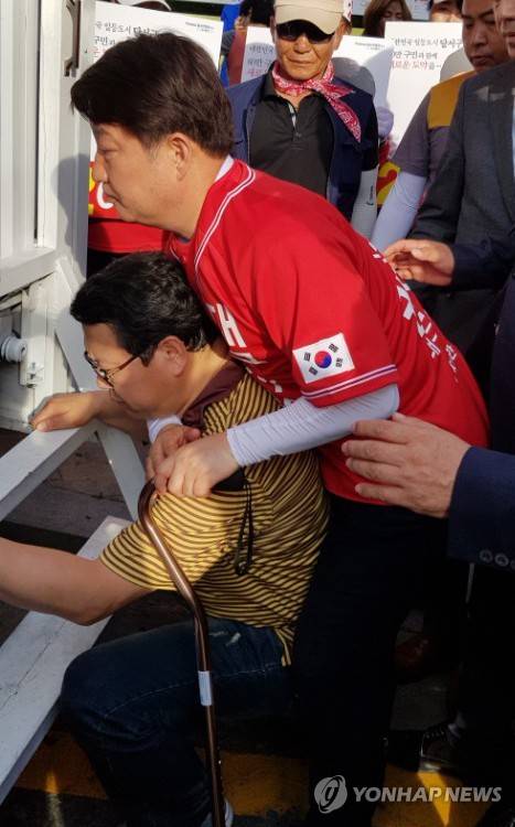 퇴원한 권영진 후보 (대구=연합뉴스) 이덕기 기자 = 선거운동 중 꼬리뼈 골절상을 당한 자유한국당 권영진 대구시장 후보가 2일 오후 퇴원해 달서구 도원네거리에 준비한 선거유세 차량에 오르고 있다. 2018.6.2 duck@yna.co.kr (끝)