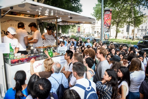 1일 이탈리아 밀라노 중심가에서 진행된 한식 시식 행사에 한국 음식을 맛보기 위해 수 백 명의 이탈리아인들이 장사진을 치고 있다. [aT 밀라노 지사 제공]