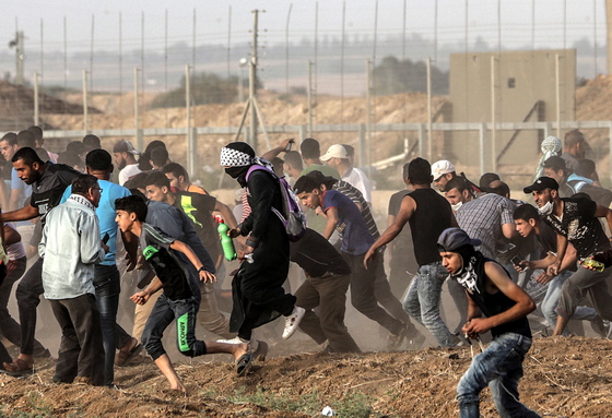 이스라엘과 맞닿아 있는 국경 근처에서 가자지구 주민들이 시위하고 있다. [EPA=연합뉴스]