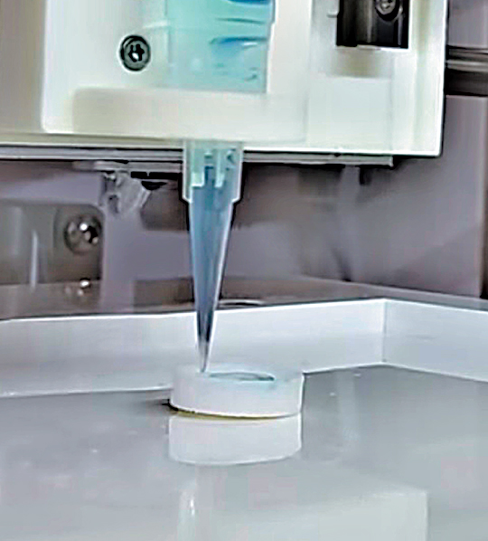 사람의 각막 줄기세포를 3차원(3D) 프린팅하고 있는 모습.