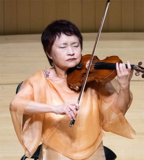 70세가 된 ‘현(絃)의 마녀’ 정경화는 몇 차례나 손으로 하트를 그리며 객석을 향해 웃어 보였다. 김윤배 작가 제공