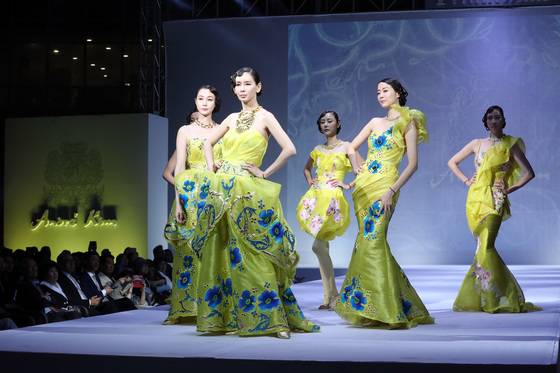 추모 패션쇼의 첫 번째 무대를 장식한 낭만적인 드레스들.