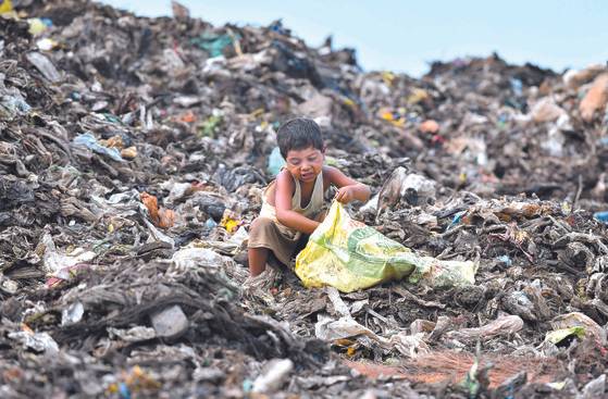 환경의 날을 하루 앞둔 4일 인도 북동부 구와하티시 쓰레기 처분장에서 한 소년이 땔감을 줍고 있다. [AFP=연합뉴스]