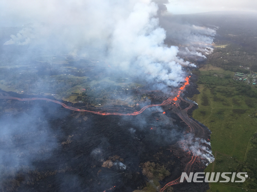 【파호아(미 하와이섬)=AP/뉴시스】지난달 19일(현지시간) 미 하와이섬 킬라우에아 화산 폭발로 발생한 2군데 균열에서 분출된 용암이 하나로 합쳐져 파호아 지역 인근 바닷가로 흘러들어가고 있다. 과학자들은 용암과 바닷물의 화학 작용으로 유독가스가 만들어진다고 경고했다. 2018.5.21