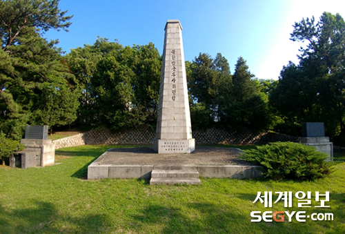 독립운동가 묘역과는 어울리지 않는 기념물 북한반공투사위령탑.