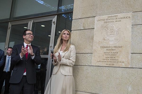 ⓒAP Photo 5월14일 이스라엘 주재 미국 대사관이 예루살렘으로 이전 개관한 날, 트럼프 대통령의 딸 이방카 백악관 보좌관(오른쪽)이 현판 제막식에 참석했다.