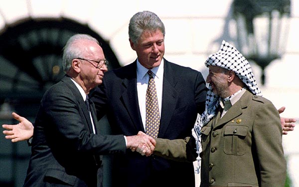 ⓒReuter 1993년 9월 라빈 총리(왼쪽)와 아라파트 PLO 의장(오른쪽)이 클린턴 미국 대통령의 중재로 만났다.