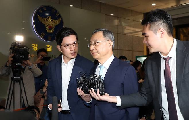 ▲ 황창규 KT 회장이 지난 4월17일 오전 정치자금법 위반 피의자 신분으로 경찰청에 출석하고 있다. 사진=연합뉴스