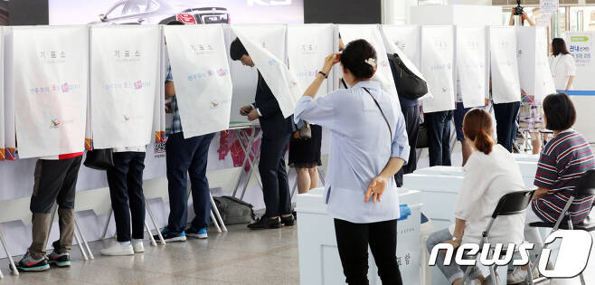 6·13 지방선거 사전투표 마지막날인 9일 유권자들이 서울역에 마련된 남영동 사전투표소에서 투표하고 있다. 2018.6.9/뉴스1 © News1 황기선 기자