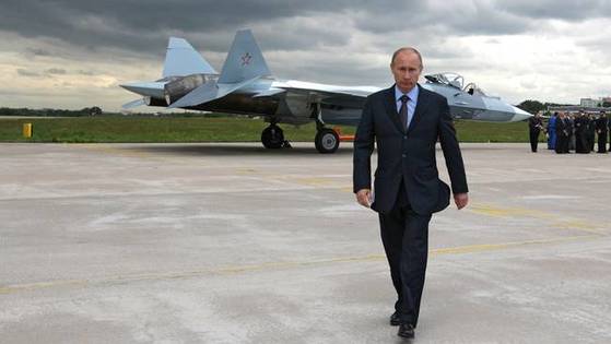 Su-57 시제기 앞을 걸어가고 있는 러시아의 블라디미르 푸틴 대통령. [사진 러시아 국방부]