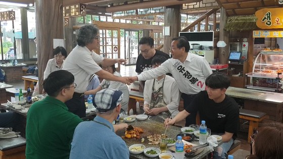 자유한국당 유정복 인천시장 후보가 개그맨 이혁재씨와 함께 5일 부평역 인근 식당에서 지지를 호소하고 있다.