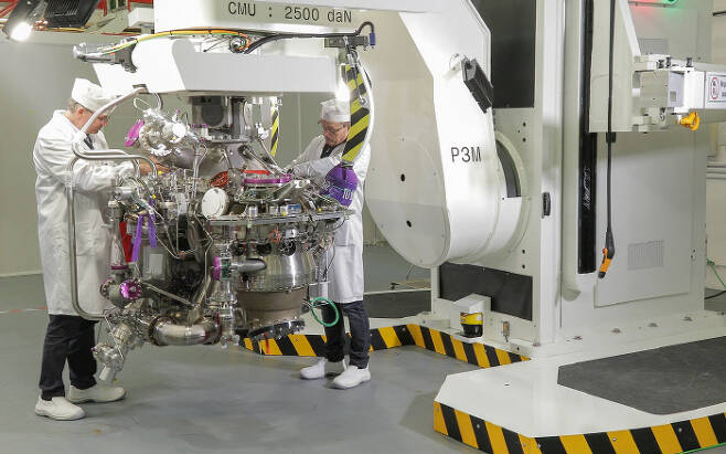 세계 최대 우주 발사체 제조기업 아리안스페이스 소속의 과학자들이 차세대 로켓인 아리안6에 사용될 벌캐인2.1 엔진을 조립하고 있다. 아리안스페이스 제공