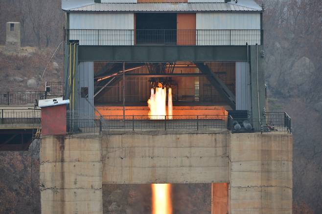 북한이 지난 해 3월 19일 서해위성발사장에서 신형 고출력 로켓 엔진인 이른바 ‘백두산 엔진’의 지상 분출 시험을 했다고 공개한 사진이다. [사진=연합뉴스]