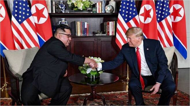 트럼프 미국 대통령과 김정은 북한 국무위원장이 12일(현지시간) 싱가포르 카펠라 호텔에 마련된 회담장에서 악수하고 있다. (사진=백악관 제공)