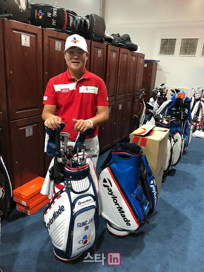 US오픈에 출전하는 임성재가 12일(한국시간) 미국 뉴욕주 사우샘프턴의 시네콕 힐스 골프클럽에 도착해 라커룸에서 새로 지급받은 메이저 대회용 골프백 앞에서 포즈를 취하고 있다. (사진=플레이앤웍스)