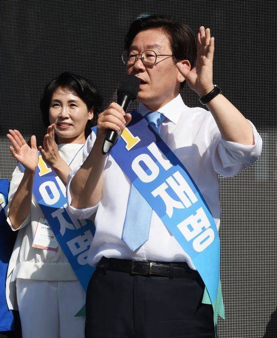 이재명 후보와 부인 김혜경씨가 지지를 호소하고 있다. 뉴시스