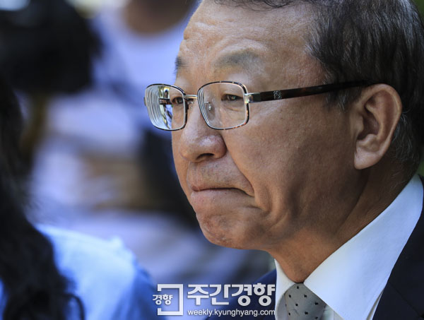양승태 전 대법원장이 6월 1일 경기도 성남시 자택 인근의 놀이터에서 재판 거래의혹에 대한 입장을 밝히고 있다. / 이준헌 기자