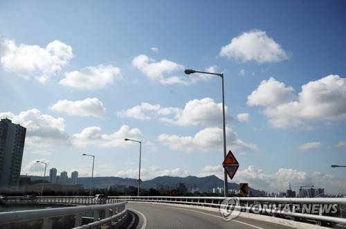 구름 둥둥 내 마음도 둥둥 (서울=연합뉴스) 박동주 기자 = 전국에 가끔 구름이 많을 것으로 예보된 12일 오전 서울 월릉교 인근에서 바라본 서울 하늘. 아침 최저기온은 12∼18도, 낮 최고기온은 20∼27도로 전날과 비슷하거나 약간 높겠다. 미세먼지 농도는 모든 권역에서 '좋음' 또는 '보통' 수준을 나타낼 것으로 예보됐다. 2018.6.12 pdj6635@yna.co.kr