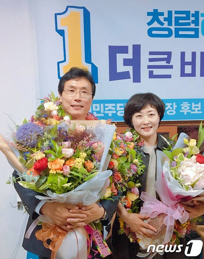 이환주 더불어민주당 전북 남원시장 후보가 13일 전북 남원시 선거사무실에서 당선이 확실시되자 부인 한민영씨와 함께 꽃다발을 들고 기뻐하고 있다.(이환주 후보 캠프 제공)2018.6.14./뉴스1 © News1