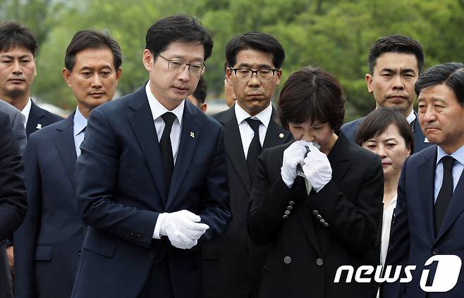 6·13 지방선거에서 당선된 김경수 더불어민주당 경남도지사 당선인이 14일 오전 경남 김해 봉하마을에서 눈물을 훔치는 아내 김정순씨와 함께 고 노무현 전 대통령 묘역을 참배하고 있다. 2018.6.14/뉴스1 © News1 여주연 기자