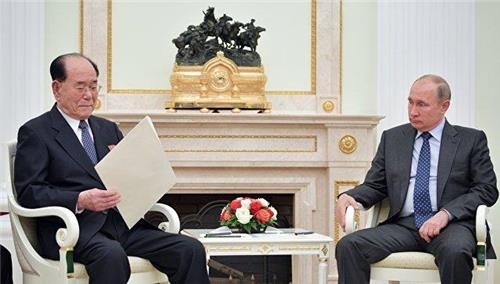 푸틴 대통령(오른쪽)에게 김정은 국무위원장 친서 전달하는 김영남 상임위원장 [리아노보스티=연합뉴스]