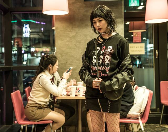 KBS ‘같이 살래요’에서 귀여운 막내딸로 나오는 금새록은 ‘독전’에서 마약 전과가 있는 여고생 수정 역으로 반전 매력을 선보였다.