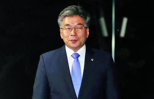 제21대 경찰청장에 내정된 민갑룡 경찰청 차장이 15일 저녁 경찰위원회 참석을 위해 서울 서대문구 경찰청에 들어가고 있다. 뉴시스