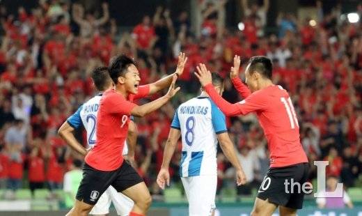 5월 28일 오후 수성구 대구스타디움에서 열린 2018 러시아 월드컵 한국-온두라스 평가전 후반전에서 손흥민의 첫 골에 이승우와 문선민이 기뻐하고 있다./사진=이기범 기자