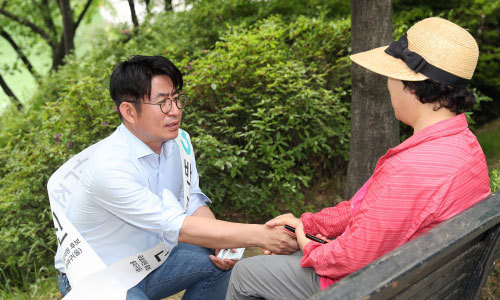 바른미래당 박종진 후보가 지난 10일 송파구 석촌호수 근처에서 선거유세를 하고 있다.