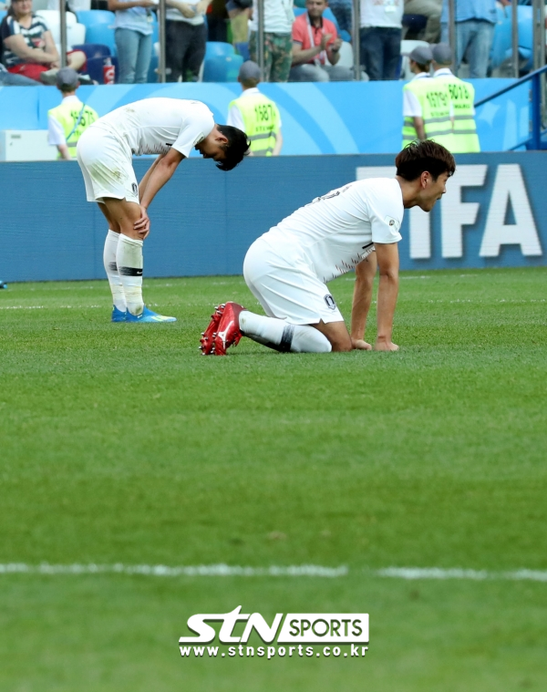 고개 숙인 손흥민(사진 좌측)