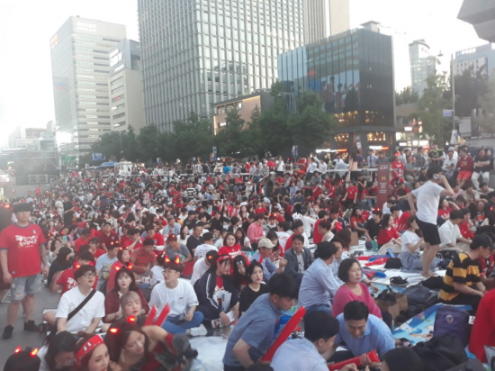 서울 종로구에 위치한 광화문광장에서 시민들이 응원전을 펼치고 있다. 사진=김성현 인턴기자 sh0416hyun@asiae.co.kr