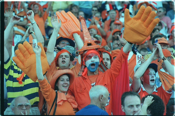 1998년 프랑스월드컵 한국과 경기에서 네덜란드를 응원하는 네덜란드 축구팬들. [중앙포토]