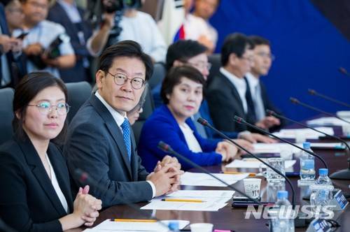 【수원=뉴시스】 이승호 기자 = 이재명 경기도지사 당선인이 18일 오전 수원 차세대융합기술연구원에서 열린 '새로운 경기위원회'에 참석해 위원들의 이야기를 듣고 있다.2018.06.18.(사진 = 새로운 경기위원회 제공) photo@newsis.com