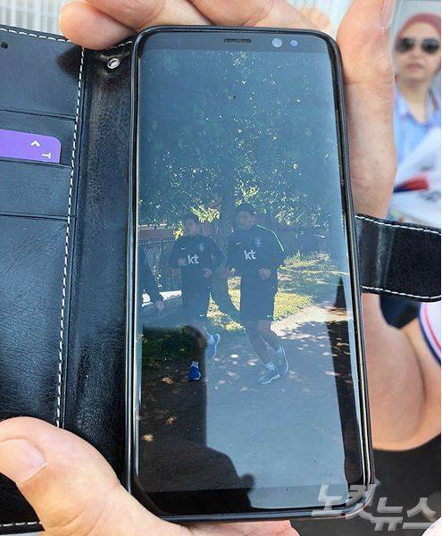 송순태씨는 대표팀의 김승규와 홍철의 사진을 찍었다며 기뻐했다. (니즈니노브고로드=송대성 기자)