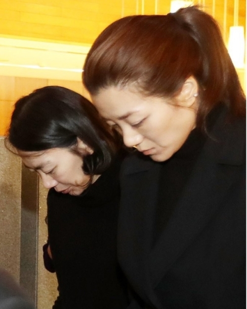 사진은 2016년 12월 조현아(왼쪽)·조현민(오른쪽) 자매의 모습. 연합뉴스