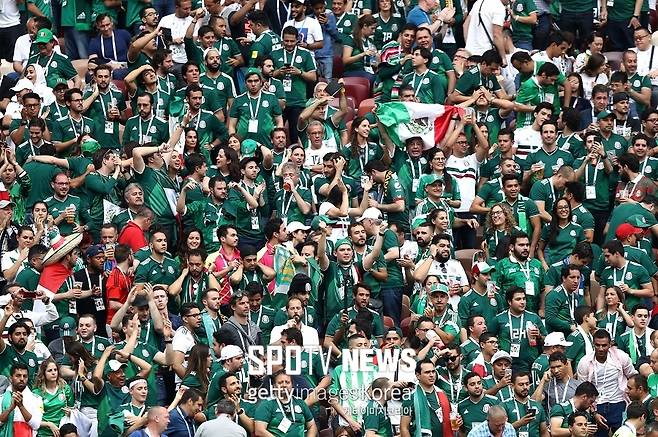 ▲ 선제골 이후 기뻐하는 멕시코 팬들