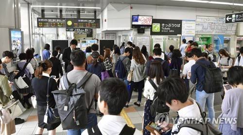 日 긴키 지역 지진으로 전철 운행 중단 (교토 교도=연합뉴스) 18일 오전 일본 오사카부(大阪府)에서 규모 5.9의 지진이 발생해 전철 운행이 중단되고 전철 개찰구가 폐쇄되자 교토(京都)시의 니조(二條)역 앞에서 시민들이 발을 동동 구르고 있다. 2018.6.18 bkkim@yna.co.kr