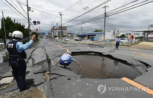 日오사카에 규모 6.1 지진…3명 사망, 철·도로 마비 (오사카 AFP/지지통신=연합뉴스) 18일 오전 일본 오사카부(大阪府)에서 규모 6.1로 추정되는 지진이 발생해 다카쓰키(高槻)시 지역의 도로가 꺼진 채 물이 고여있다. 이번 지진으로 최소 3명이 숨지고 철도, 도로 등의 운행이 중단되거나 지연됐다. lkm@yna.co.kr