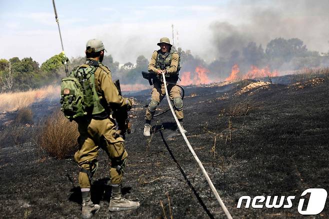진화작업을 하고 있는 이스라엘군. © AFP=뉴스1