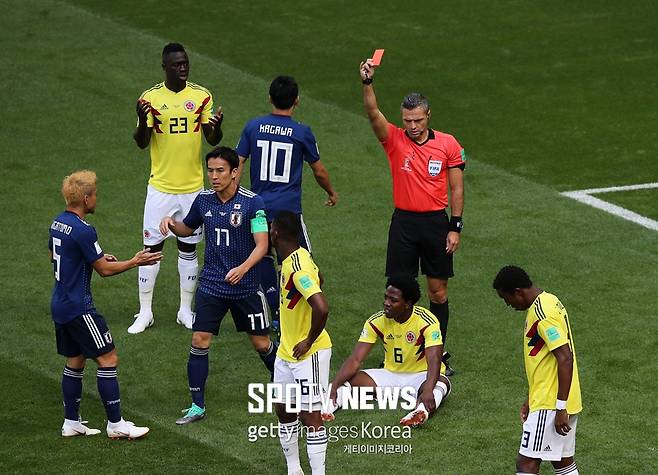 ▲ SARANSK, RUSSIA - JUNE 19: Carlos Sanchez of Colombia argues with Referee Damir Skomina after being sent off as Takashi Usami of Japan looks on during the 2018 FIFA World Cup Russia group H match between Colombia and Japan at Mordovia Arena on June 19, 2018 in Saransk, Russia. (Photo by Carl Court/Getty Images)
