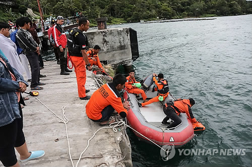 印尼 여객선 실종자 최소 94명…더 늘어날 수도 (자카르타 EPA=연합뉴스) 여객선 침몰 사고가 발생한 인도네시아 북수마트라주 토바 호수에서 19일(현지시간) 구조대원들이 실종자 수색에 나설 채비를 하고 있다. 인도네시아 국가재난방지청(BNPB)은 전날 이 호수에서 침몰한 여객선 'KM 시나르 방운'호에 타고 있던 승객 중 최소 94명이 실종됐으며 1명이 사망하고 18명이 구조된 것으로 확인됐다고 밝혔다. 일부 현장 당국자는 승객 명부가 없어 정확한 탑승자 수를 알 수 없다며 실종자 수가 최대 120명에 달할 수도 있다고 전했다.      ymarshal@yna.co.kr