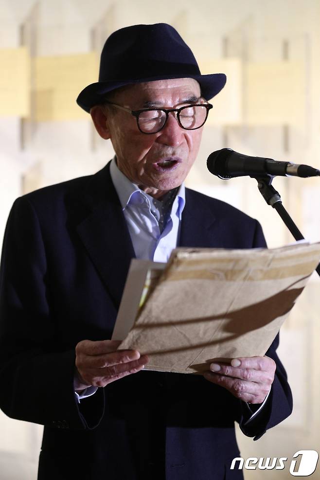 고은 시인이 21일 오후 서울 중구 서울도서관에서 열린 '만인의 방' 개관식에서 자신의 시를 낭송하고 있다. 만인의 방은 고은 시인이 만인보를 30년 넘게 집필한 안성 서재를 재현해놓은 곳으로 좌식탁자와 필기구 등이 그대로 재현되어 있다. 2017.11.21/뉴스1 © News1 신웅수 기자