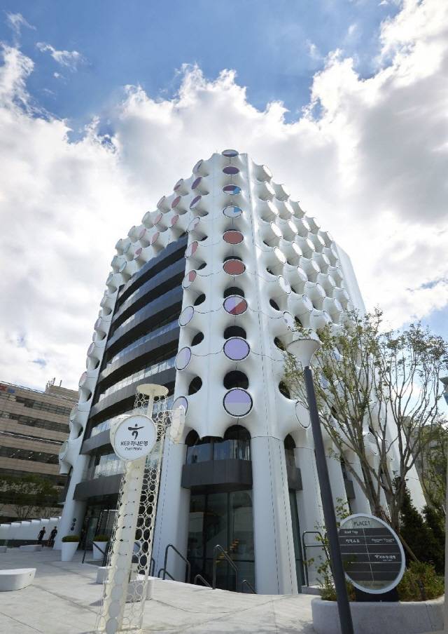 KEB 하나은행 삼성동 플레이스 원 외관. /한동훈기자