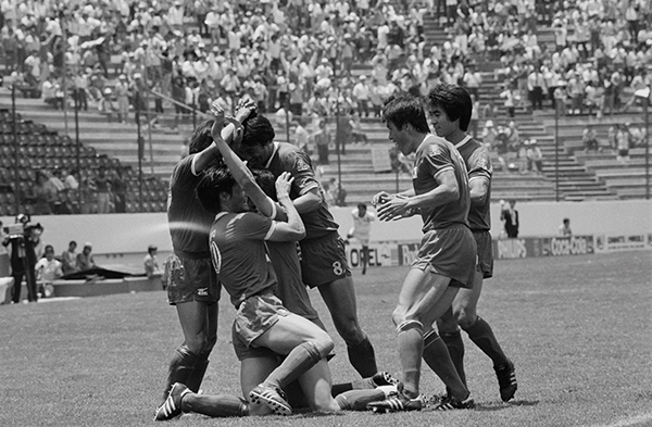 ⓒ연합뉴스 1986 멕시코 월드컵에서 최순호 선수가 득점하자 기뻐하는 선수들.