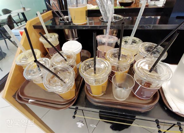 한 커피전문점 매장 내 쓰레기통 위에 일회용 플라스틱 컵들이 수북이 쌓여 있다. 홍인기 기자