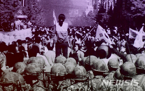 【광주=뉴시스】 1980년 5·18민주화운동 당시 계엄군의 잔혹함에 시민들이 항쟁하고 있는 모습. (사진=5·18민주화운동 기록관 공개 영상 촬영)  photo@newsis.com