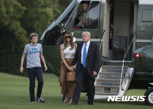【워싱턴=AP/뉴시스】도널드 트럼프 미 대통령과 부인 멜라니아 여사, 아들 배런 트럼프가 2017년 6월11일(현지시간) 대통령 전용 헬리콥터 마린원을 이용, 뉴저지주 베드민스터로부터 백악관에 도착하고 있다. 2017.6.12